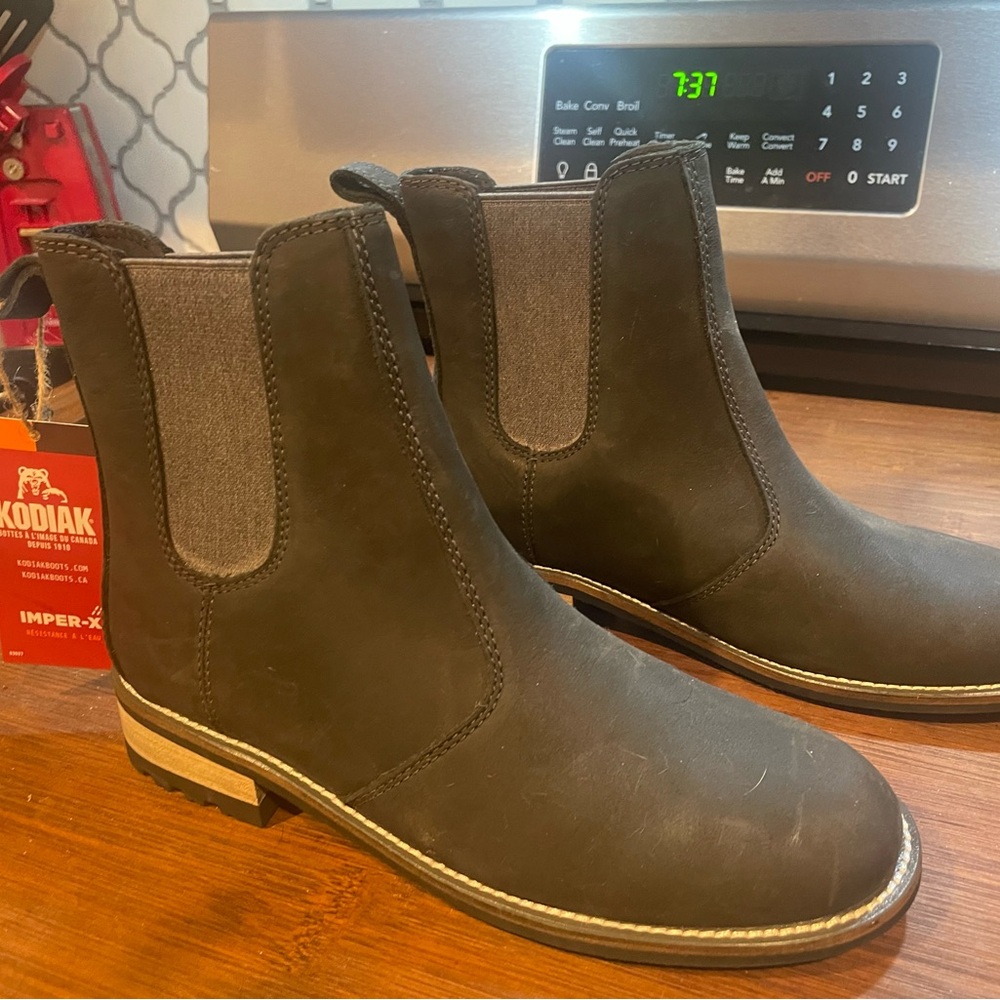 Kodiak 5” Alma Black Matte Leather Chelsea Boots, Womens 7.5, new with tags